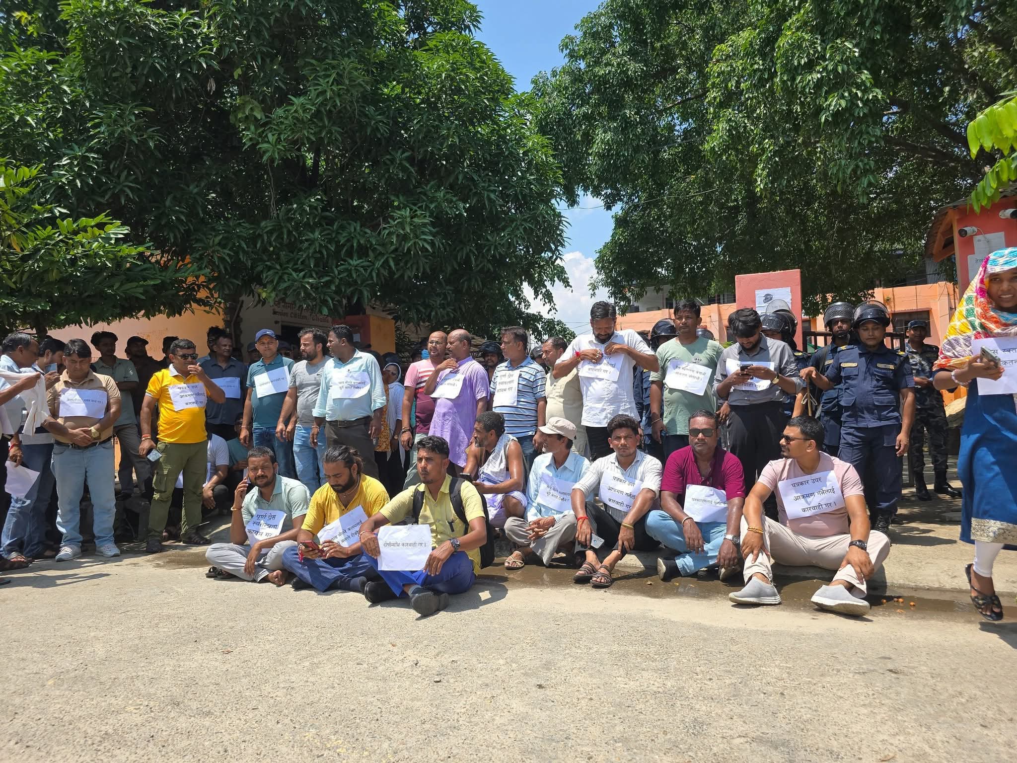 वकिललाई कारवाहीकाे माग गर्दै जिल्ला प्रशासन कार्यालय धनुषा अगाडि पत्रकारहरु बसे धर्नामा