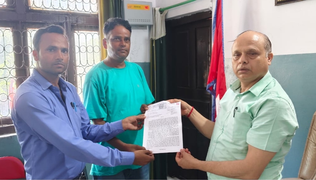 संयुक्त एम्बुलेन्स चालक संघ धनुषाले १२ बुँदै माग राख्दै स्वास्थ्य मन्त्रीलाई बुझायो ज्ञापनपत्र
